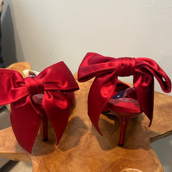 Red Bow Pointed-Toe Women's Heels - Picture 2 of 4